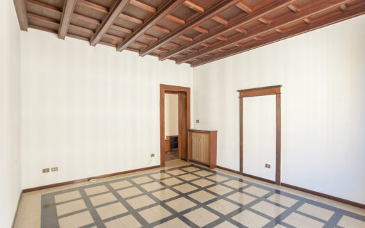Ad. Piazza Mazzini – Signorile piano alto con cantina