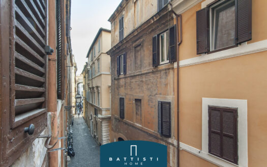 Piazza Capranica – Ampio appartamento nel Rione Colonna