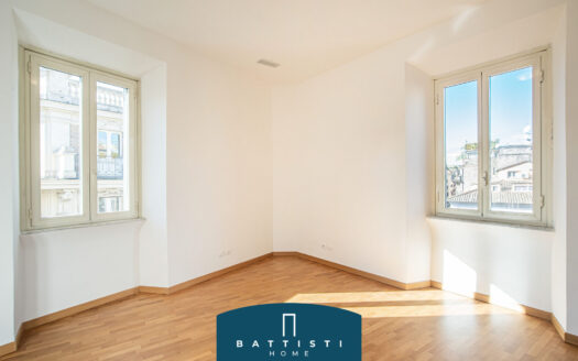 Piazza Barberini – Bright high floor