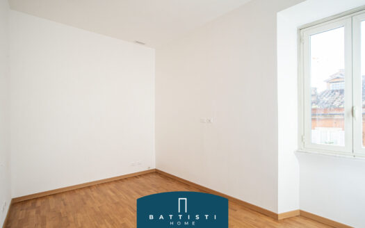 Piazza Barberini – Bright high floor