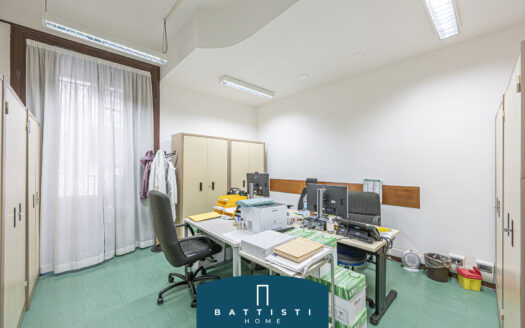Ad. Piazza Mazzini – Office in a stately setting